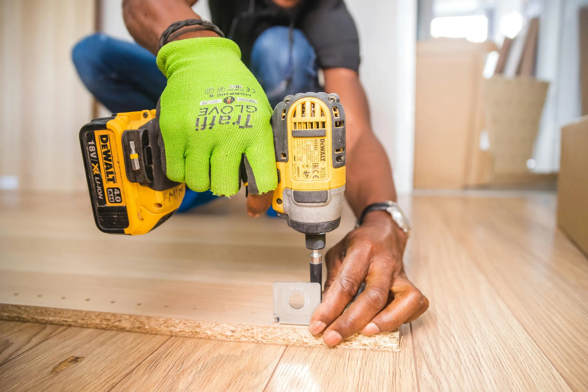 Vakman gebruikt een boormachine tijdens montagewerk